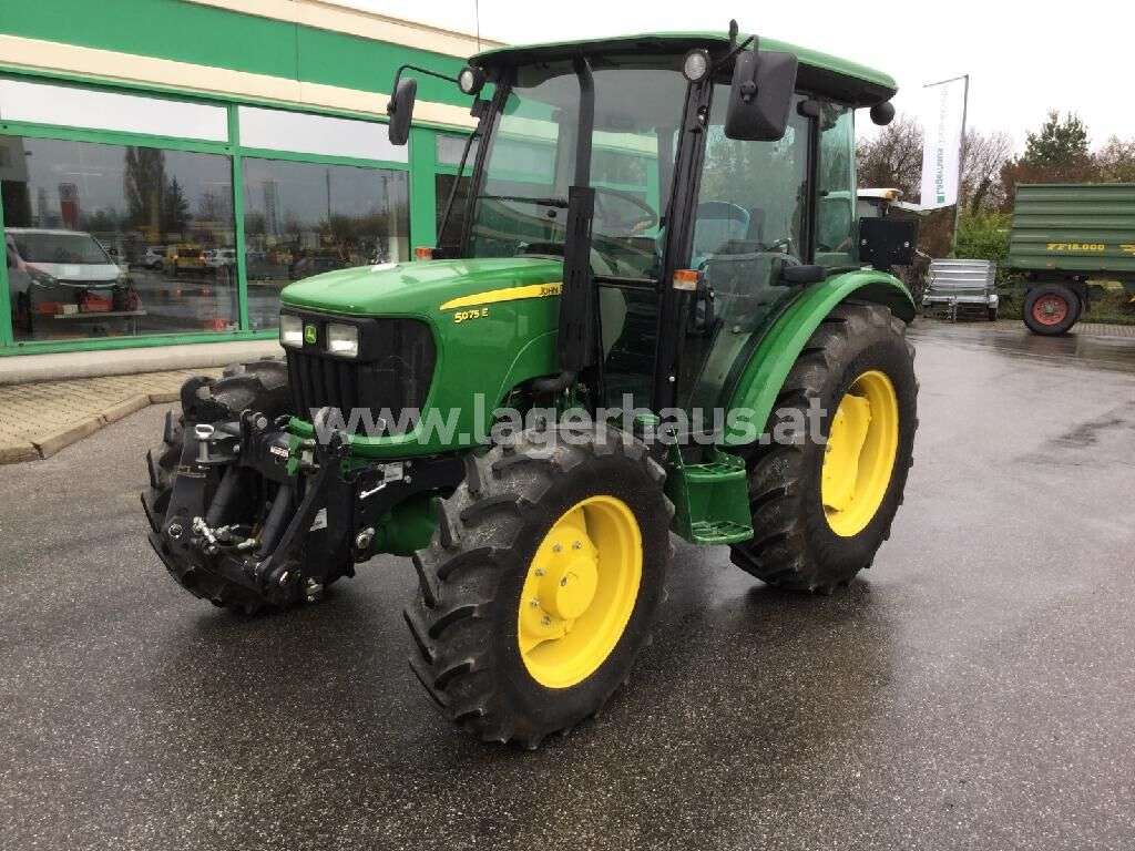 JOHN DEERE 5075 E Traktor